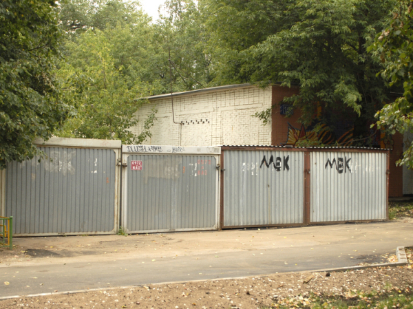 Машино-места не продаются: россияне отказываются покупать гараж по цене нового автомобиля