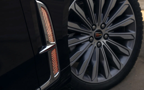 
            Лоск против люкса. Длительный тест Hongqi H9
        