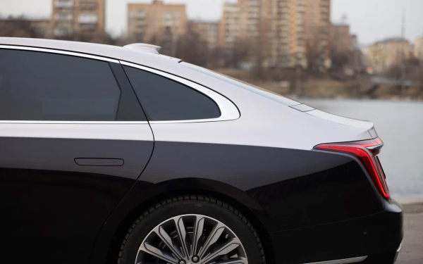 
            Лоск против люкса. Длительный тест Hongqi H9
        