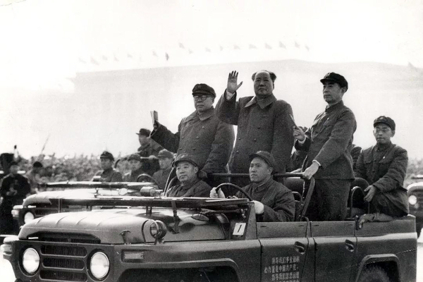 Рамная китайская икона BAW 212: ищем отличия между двумя версиями на асфальте и на бездорожье